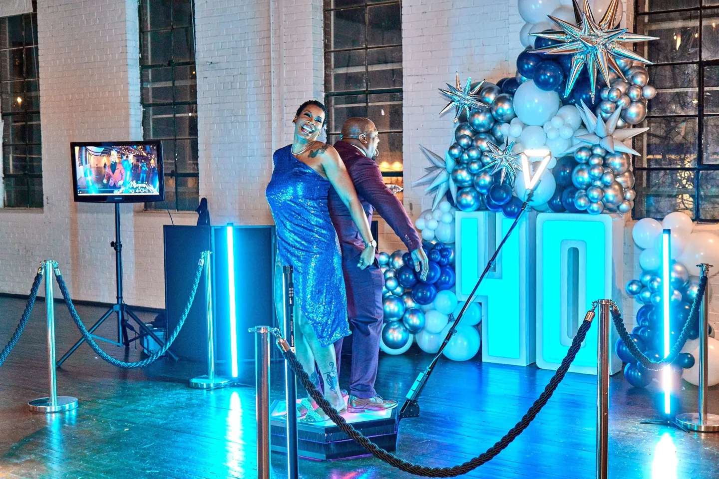 Gast auf einer 360-Grad-Videoplattform im blauen Partylicht
