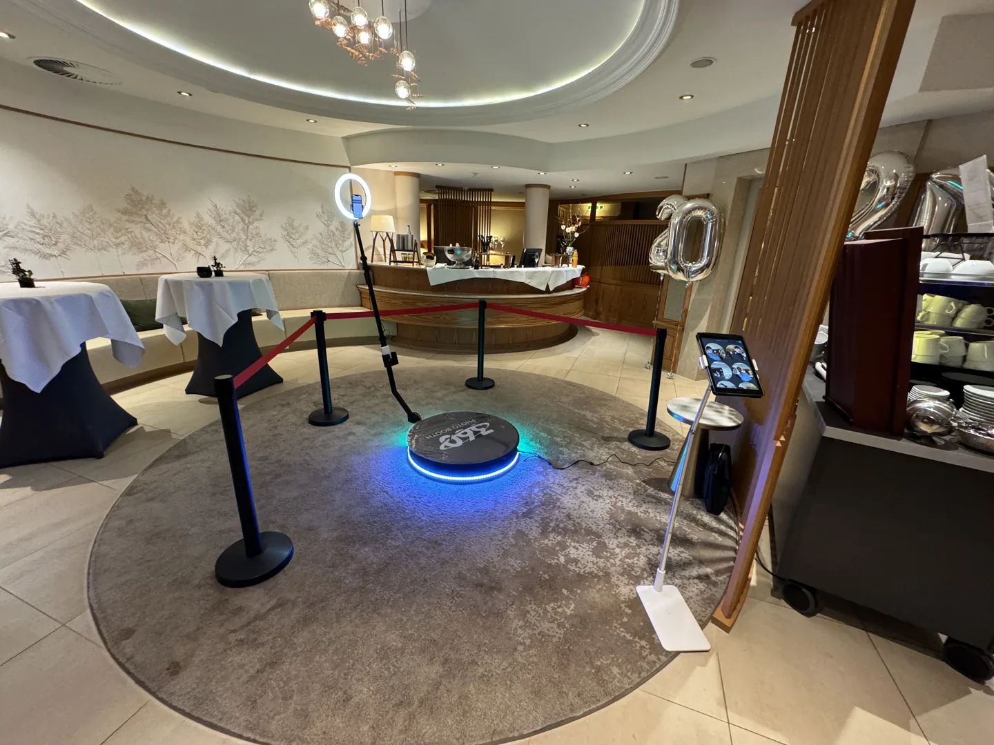 Aufgebaute 360-Grad-Videobooth mit Plattform und Kamerahalterung in einer Eventlocation