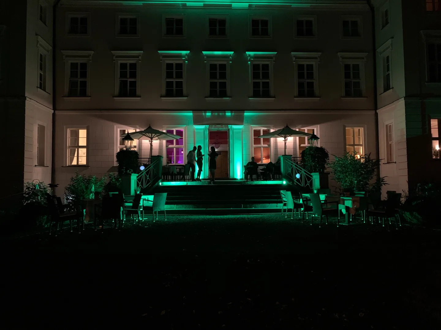 Grün beleuchtete Gebäudefassade bei Nacht