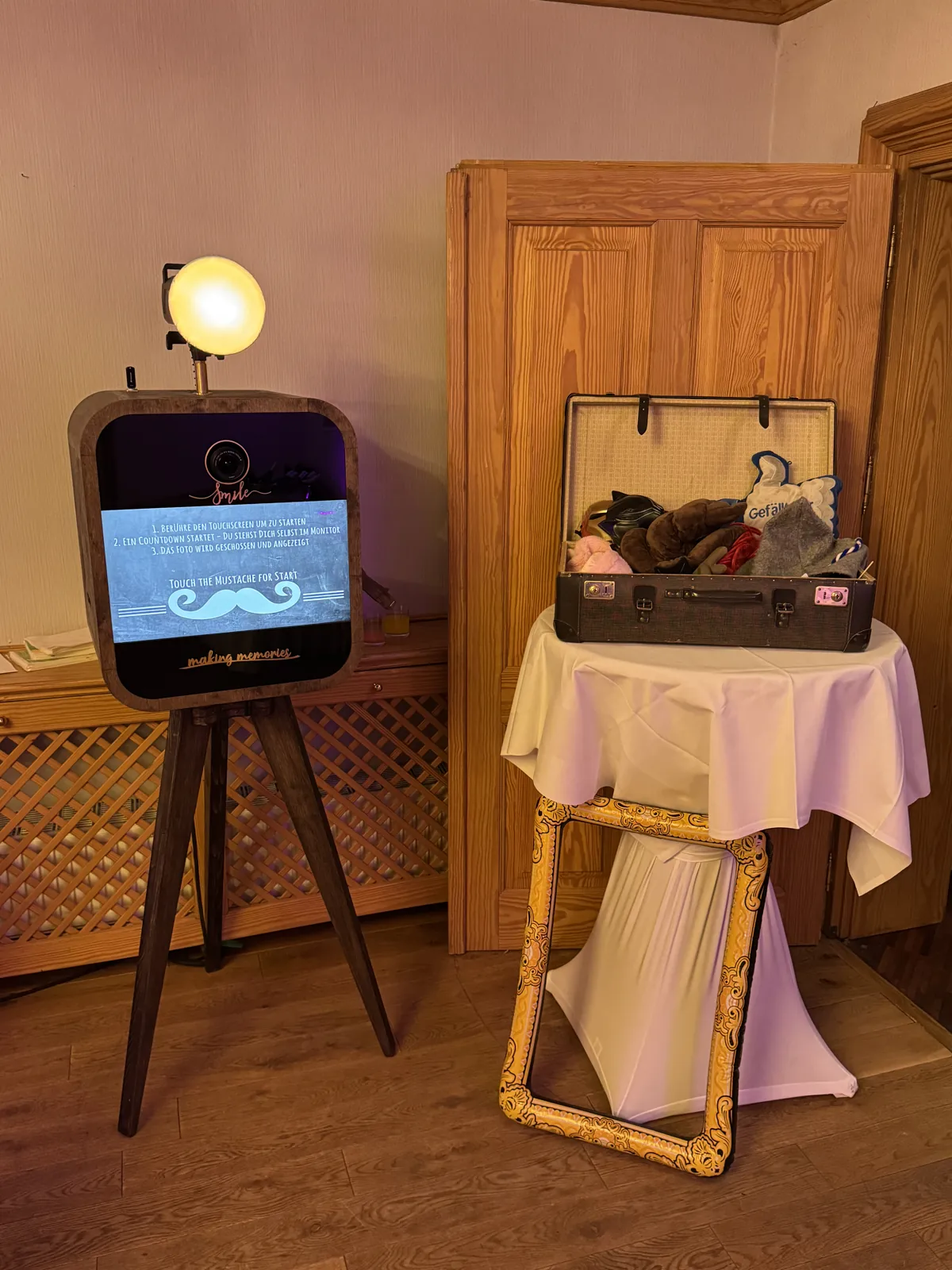 Fotobox mit Ringlicht, Bildschirm und Zubehörtisch bei einer Feier