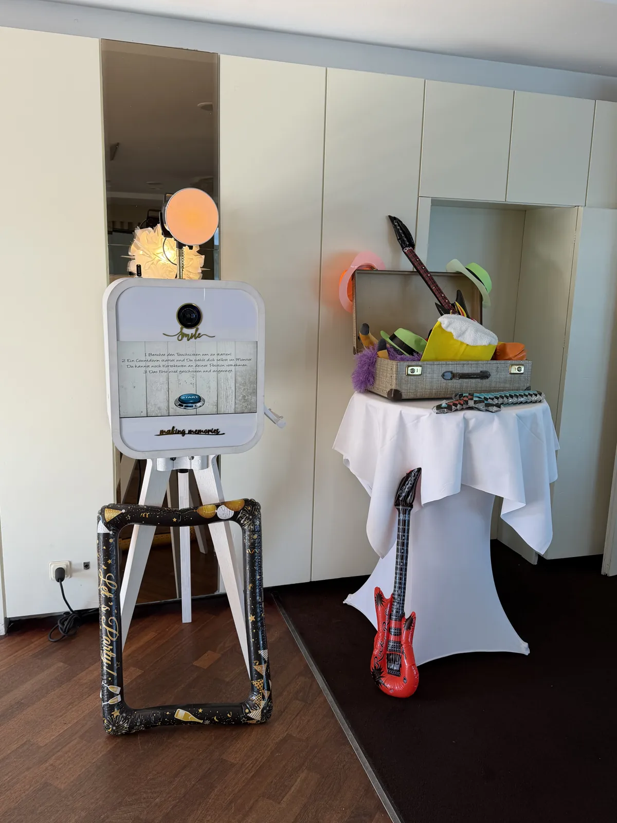 Fotobox im Kameradesign mit Foto-Accessoires