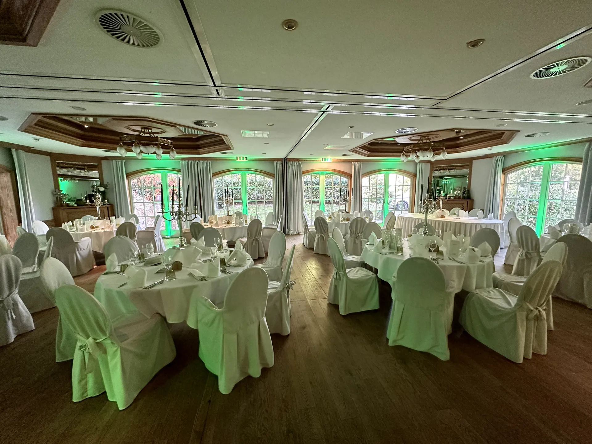 Hochzeitssaal mit grüner Ambientebeleuchtung