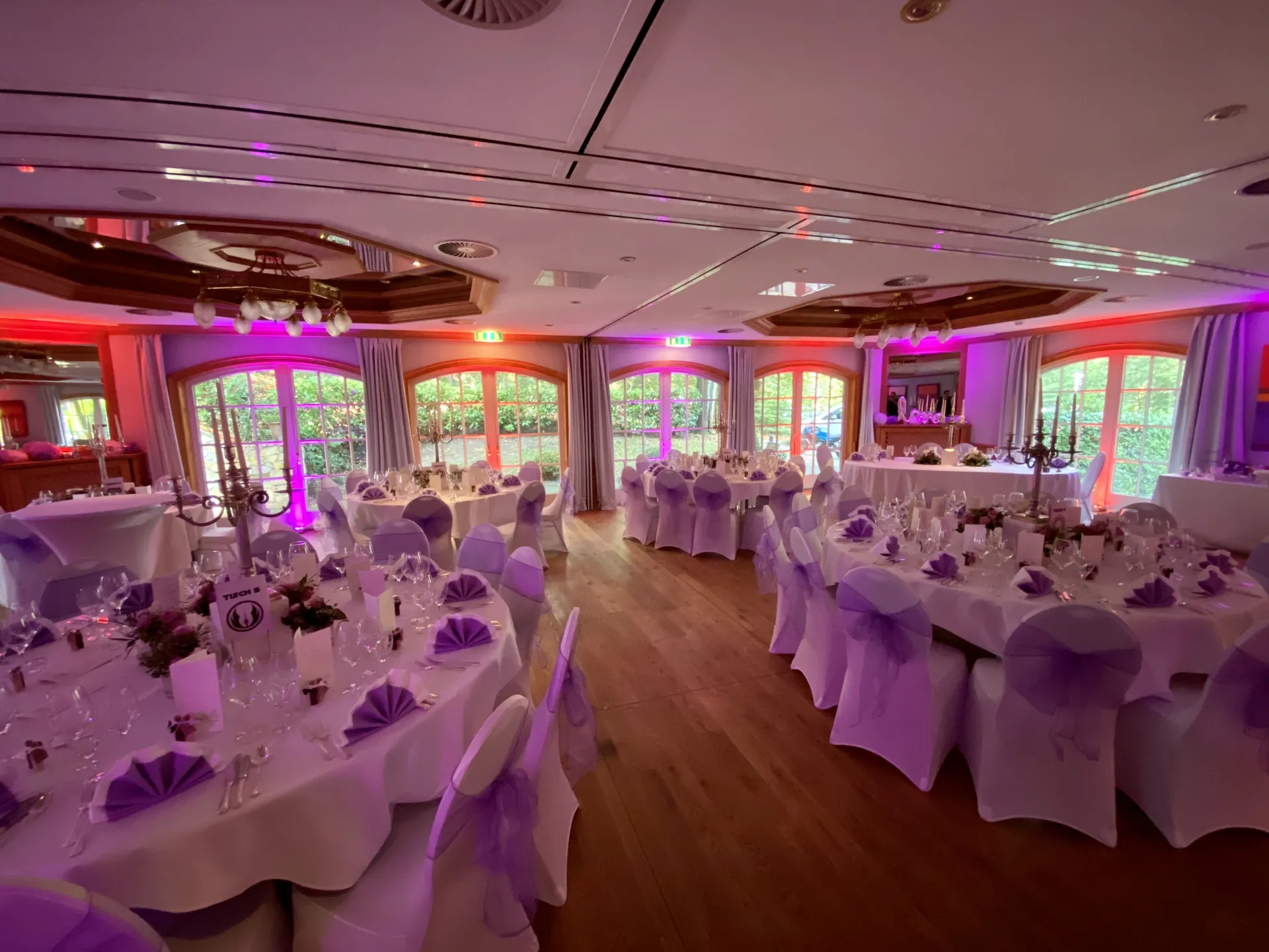 Festsaal mit pink-violetten Lichtakzenten
