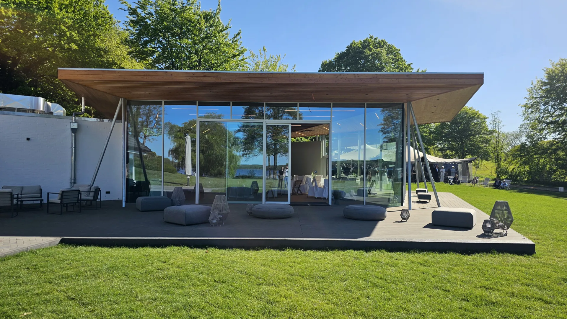 Gläserner Veranstaltungsraum des Seehotels Töpferhaus mit Terrasse und Wiese