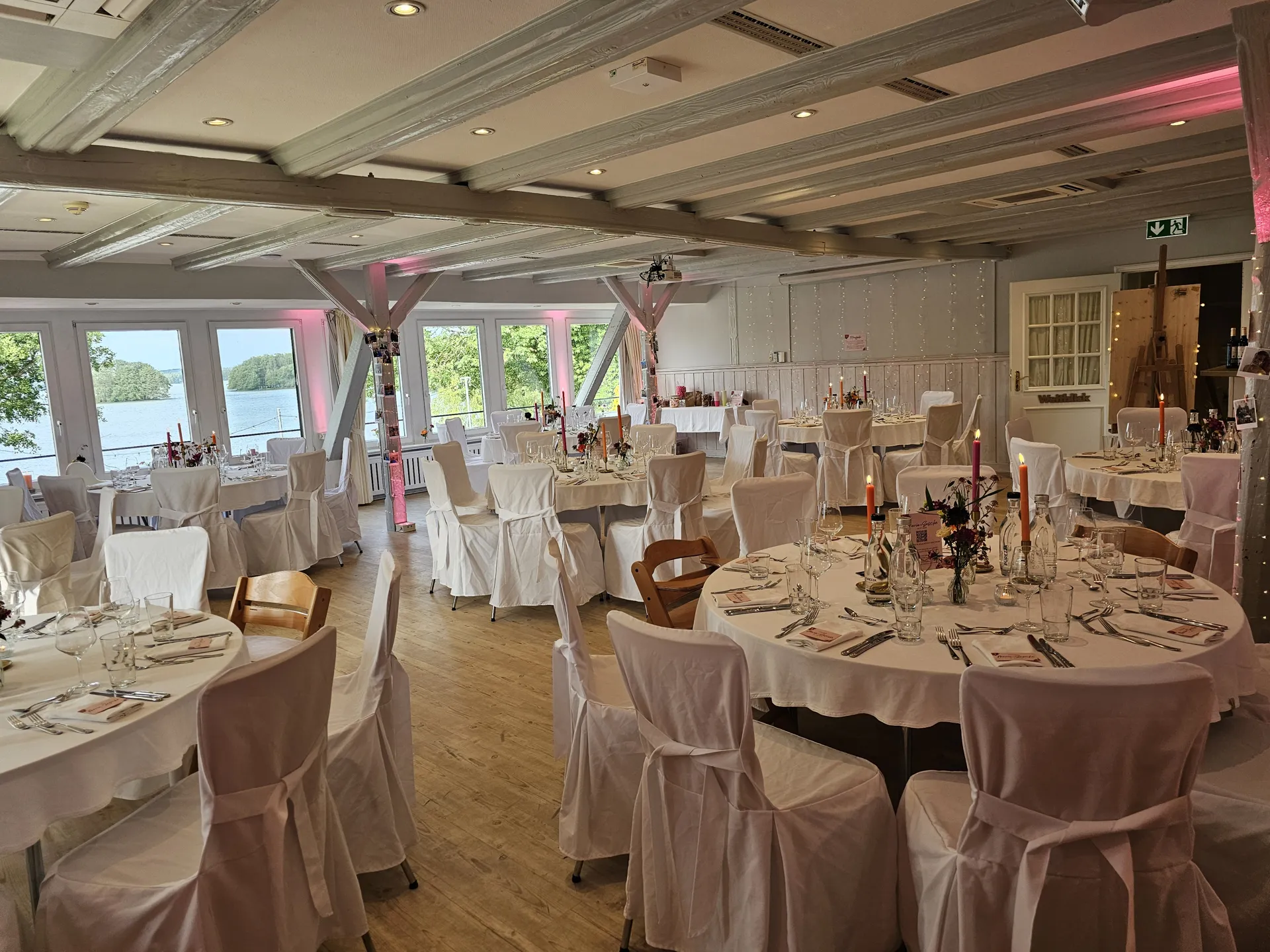 Vorbereiteter Festsaal im Seehotel Töpferhaus