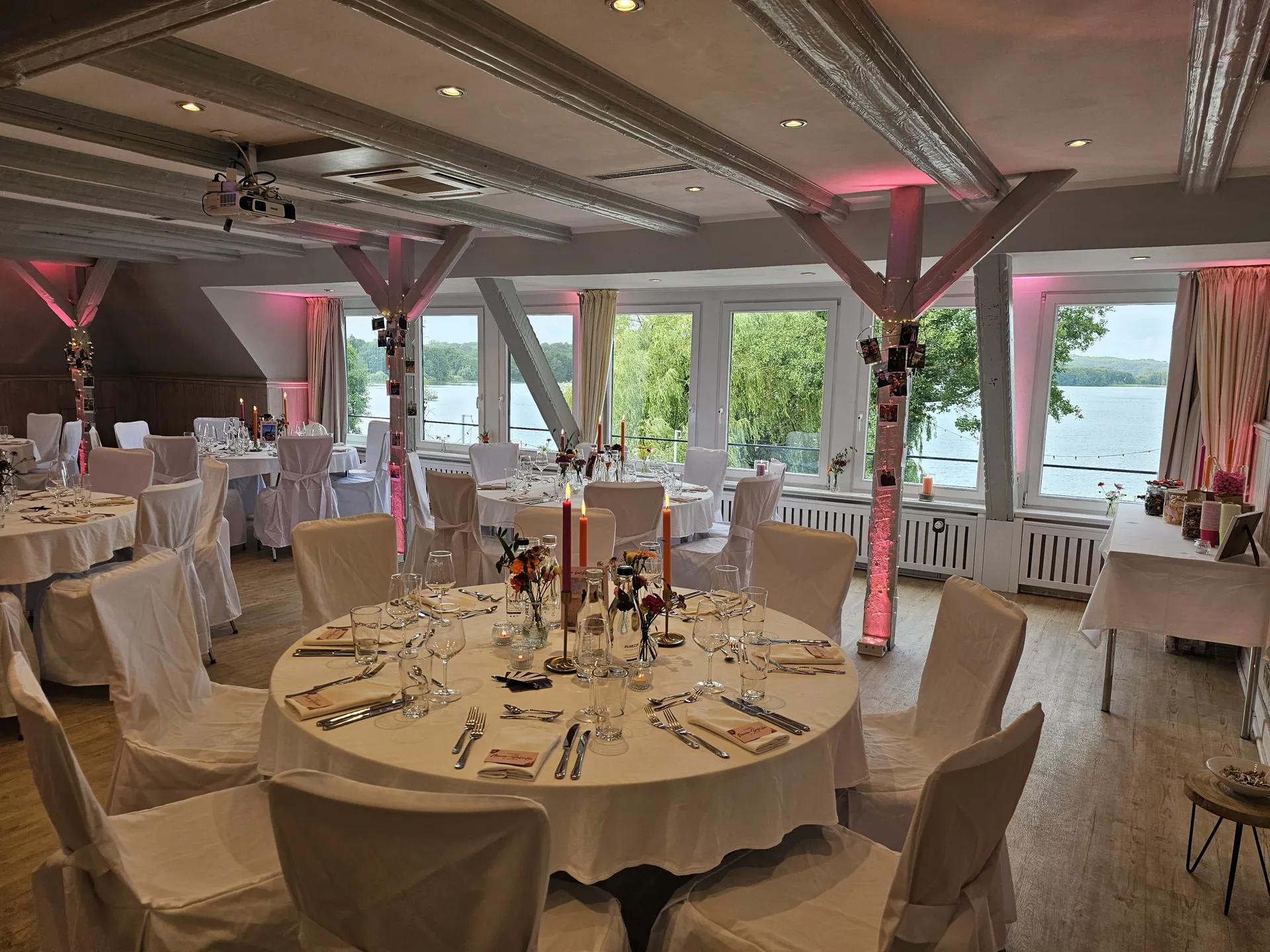 Runde Festtafeln und dezente Beleuchtung im Seehotel Töpferhaus