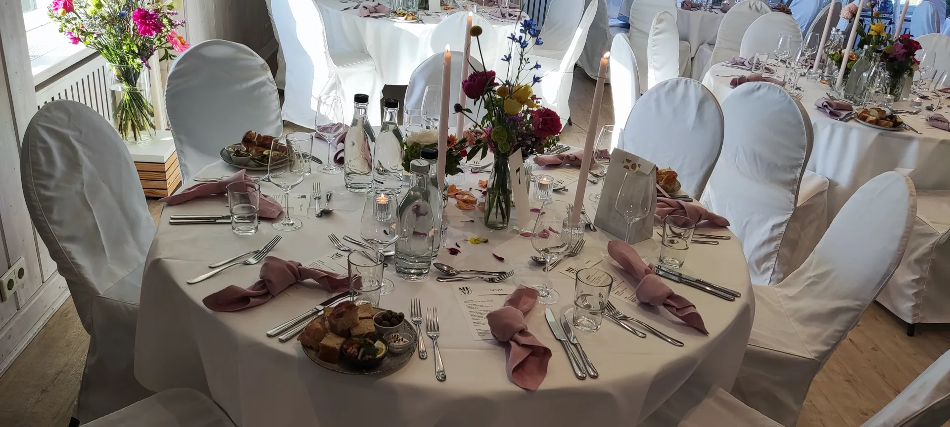 Detail einer festlich gedeckten Hochzeitstafel im Töpferhaus
