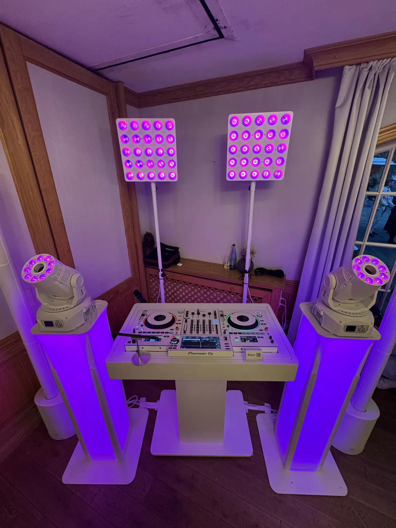 DJ-Aufbau mit farbigen Lichtflächen im Waldhaus Reinbek