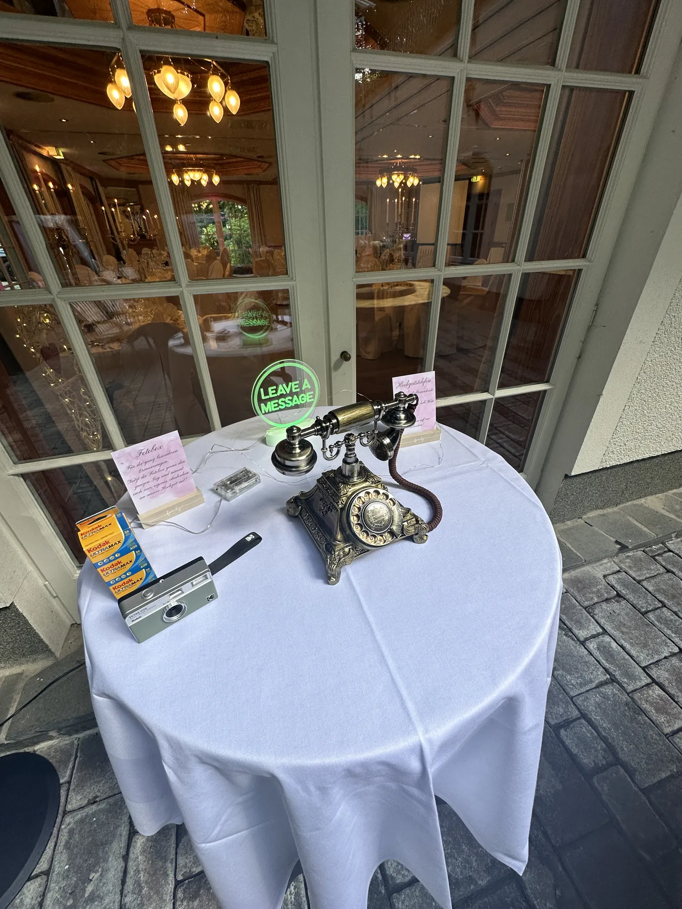 Weddingphone mit Hinweisschild im Waldhaus Reinbek