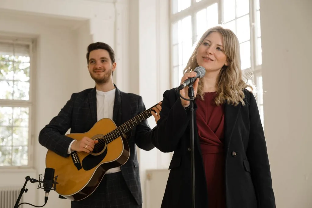 Gesang und Gitarre bei einem Auftritt von Clemens & Friends