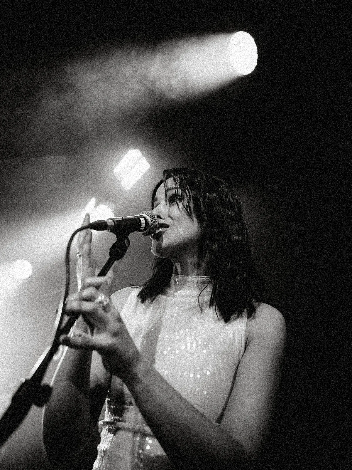 Debby Smith singt mit Mikrofon auf der Bühne
