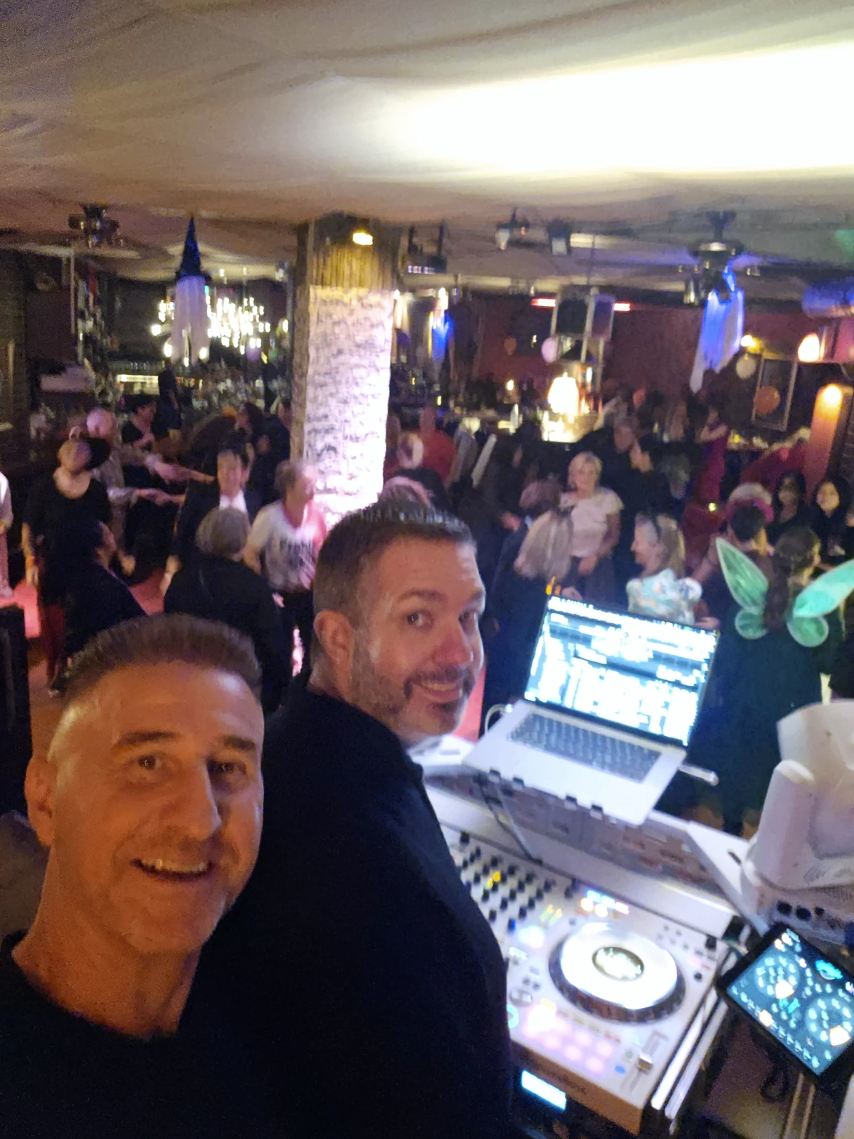 Robert & André gemeinsam am DJ-Pult – Rosenhof Halloween im RamRob Ahrensburg