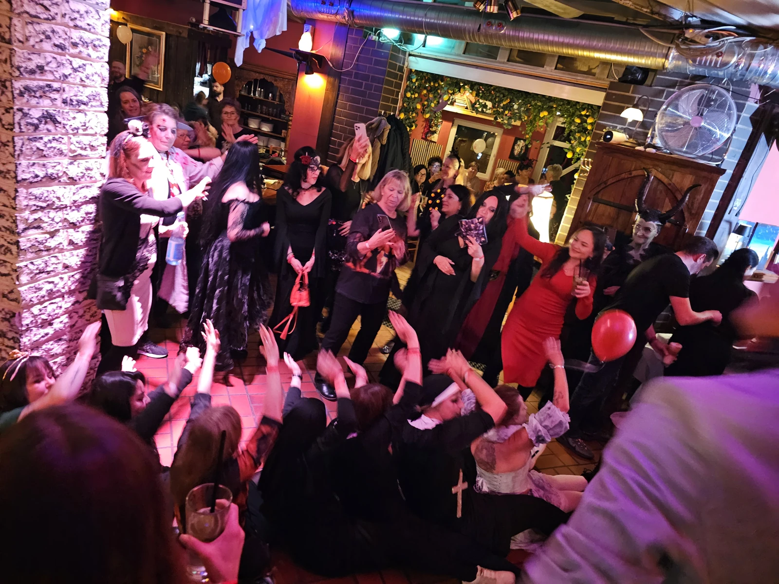 Halloween-Party auf der Tanzfläche – Rosenhof Halloween im RamRob Ahrensburg