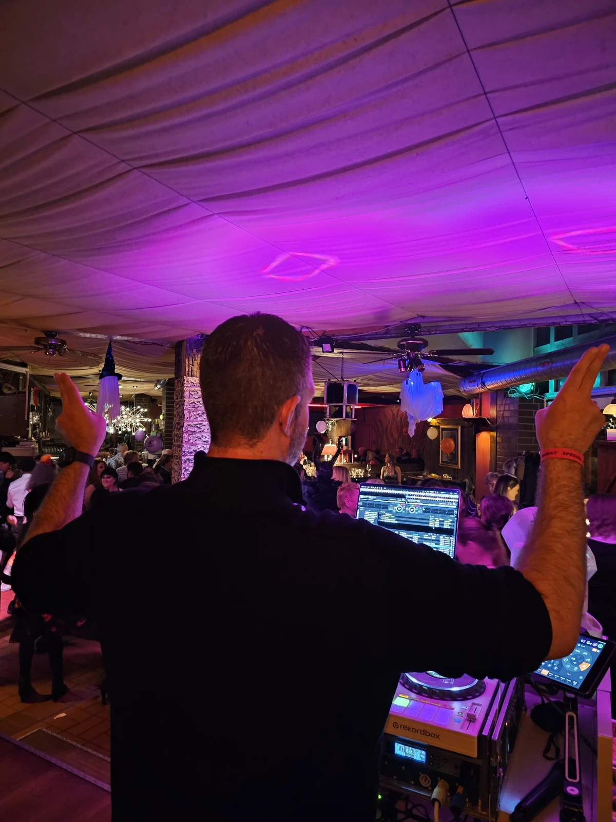 Party-Stimmung am DJ-Pult – Rosenhof Halloween im RamRob Ahrensburg