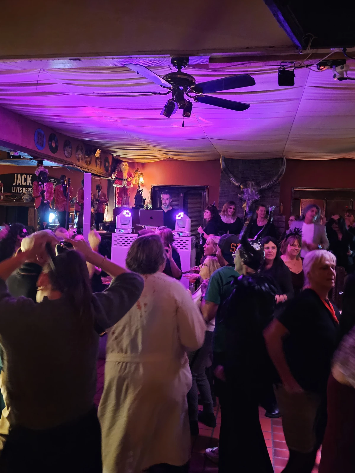 Blick auf DJ-Pult und feiernde Gäste – Rosenhof Halloween im RamRob Ahrensburg